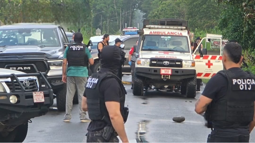 Oficiales del OIJ en el sector de Palenque El Sol, dos kilómetros antes de Guatuso, sobre ruta 4. Fotografía: