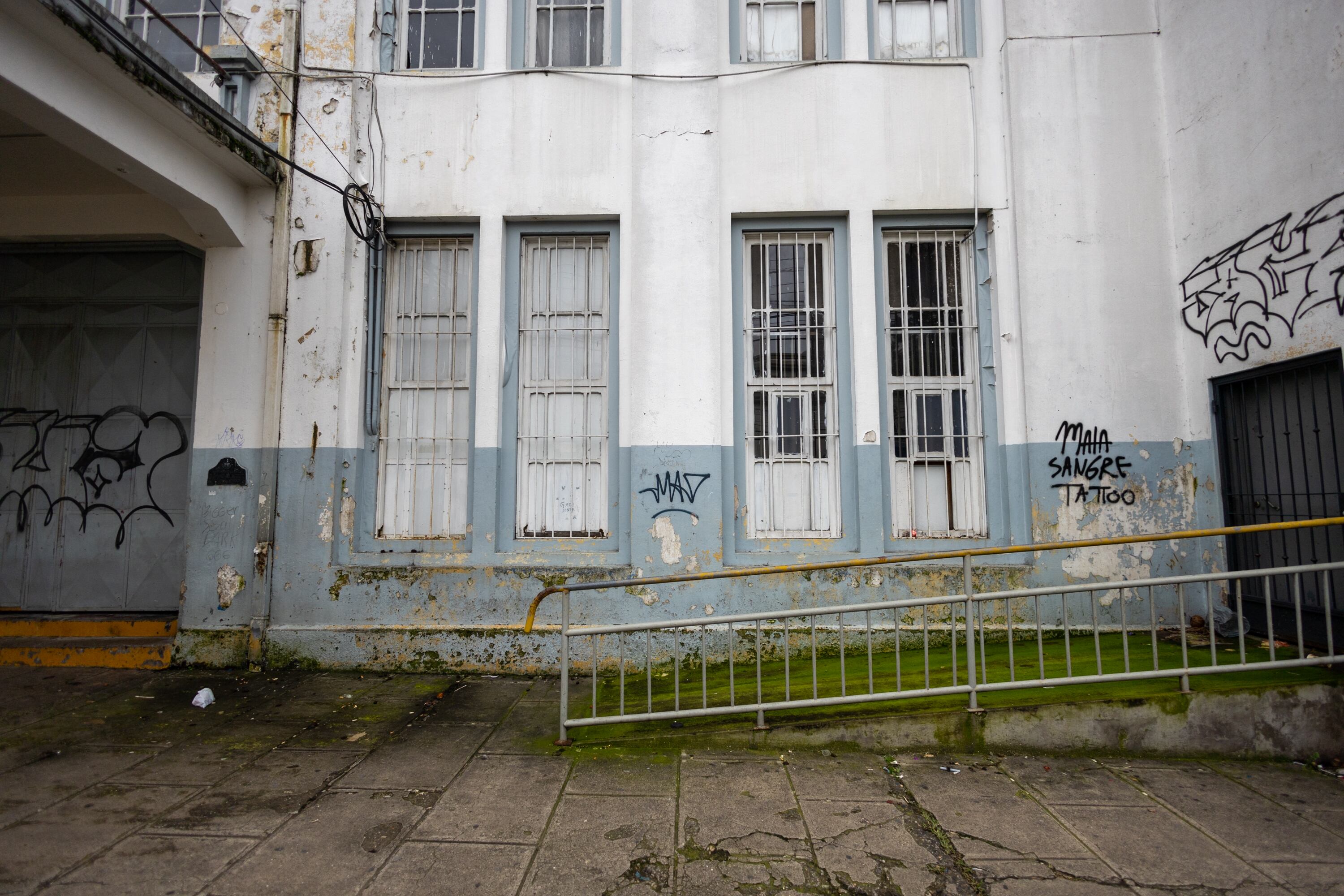 14/11/2024, Cartago, fotografías del Gimnasio del Colegio de San Luis Gonzaga, para poder observar el deterioro en el que está el edificio abandonado.