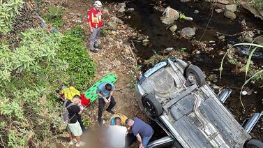 Conductor sobrevivió de milagro tras aparatoso vuelco en puente del río Jorco