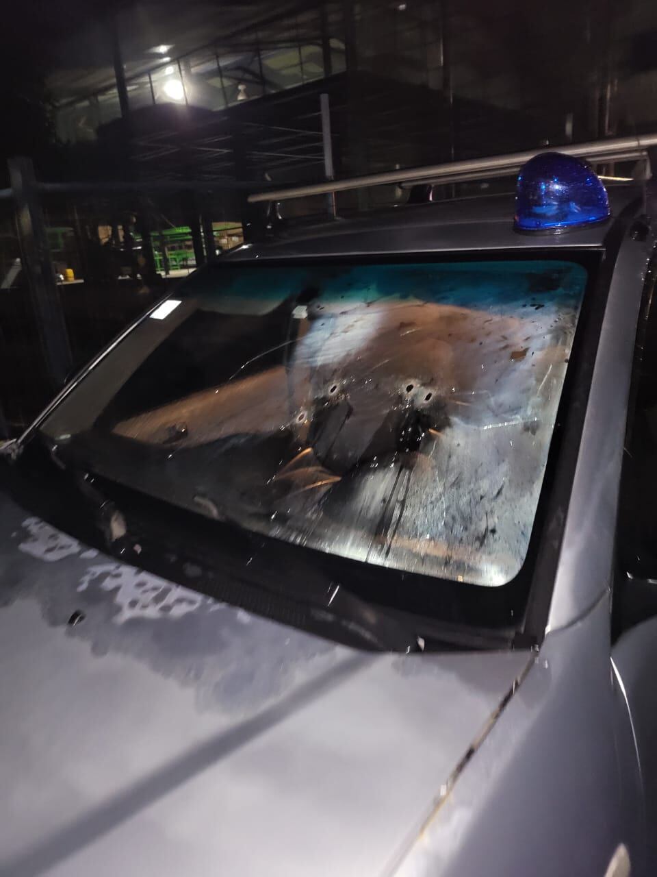 Así quedó uno de los carros del OIJ que fueron baleados por los sospechosos.