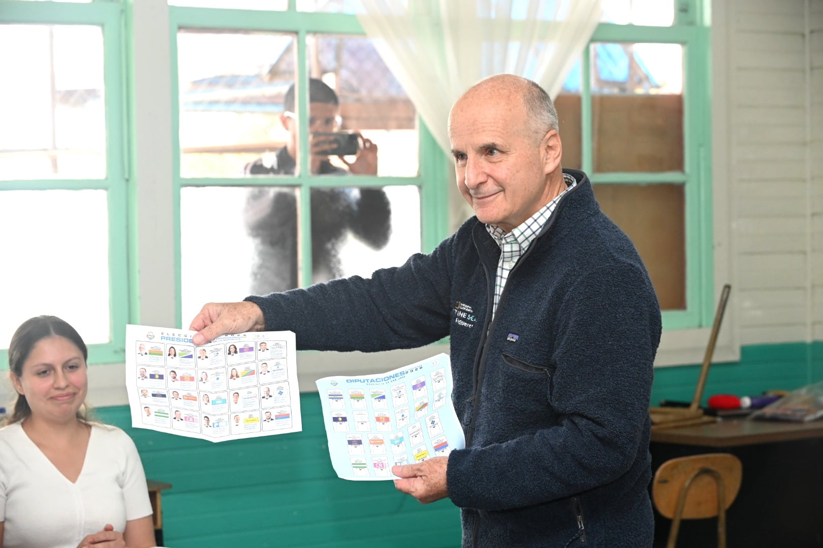 01 de febrero del 2026. Escuela San Cristóbal Sur en la Lucha. 08:00 hrs. El expresidente de la República José María Figueres vota en la junta 687 ubicada en el aula 2 de la escuela. Foto: Albert Marín.