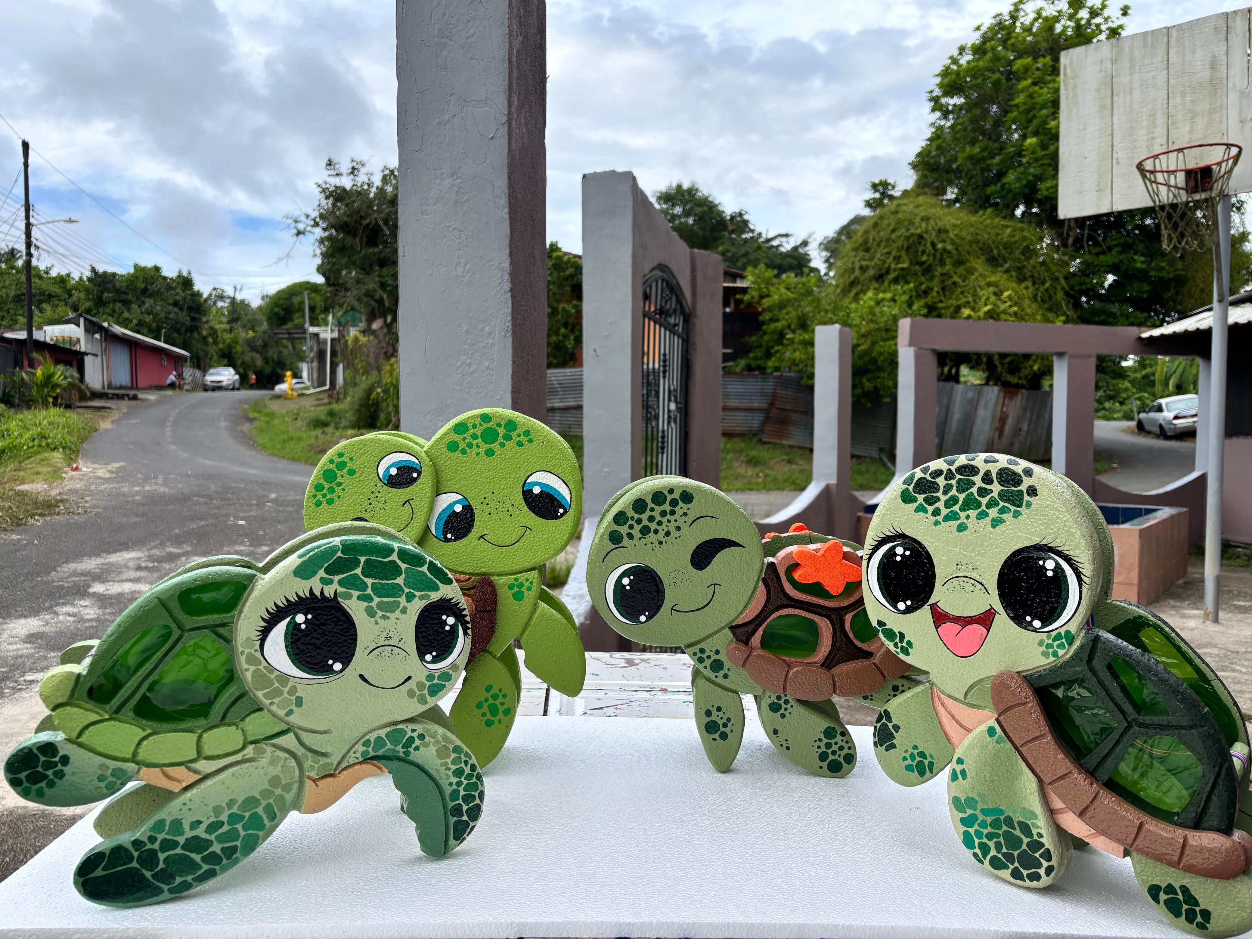 Farianny Castro Ulloa, estudiante de Administración en Recursos Humanos en la Ulicori, aprendió el oficio de manualidades de su mamá, Karla Ulloa Gaitán, quien comenzó el negocito hace unos 27 años.