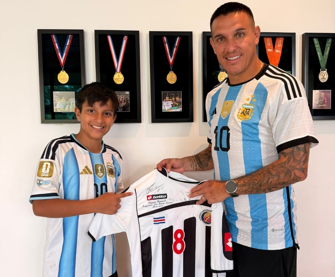 Guzmán logró la firma de Messi en el amistoso en el estadio Nacional en el 2011.