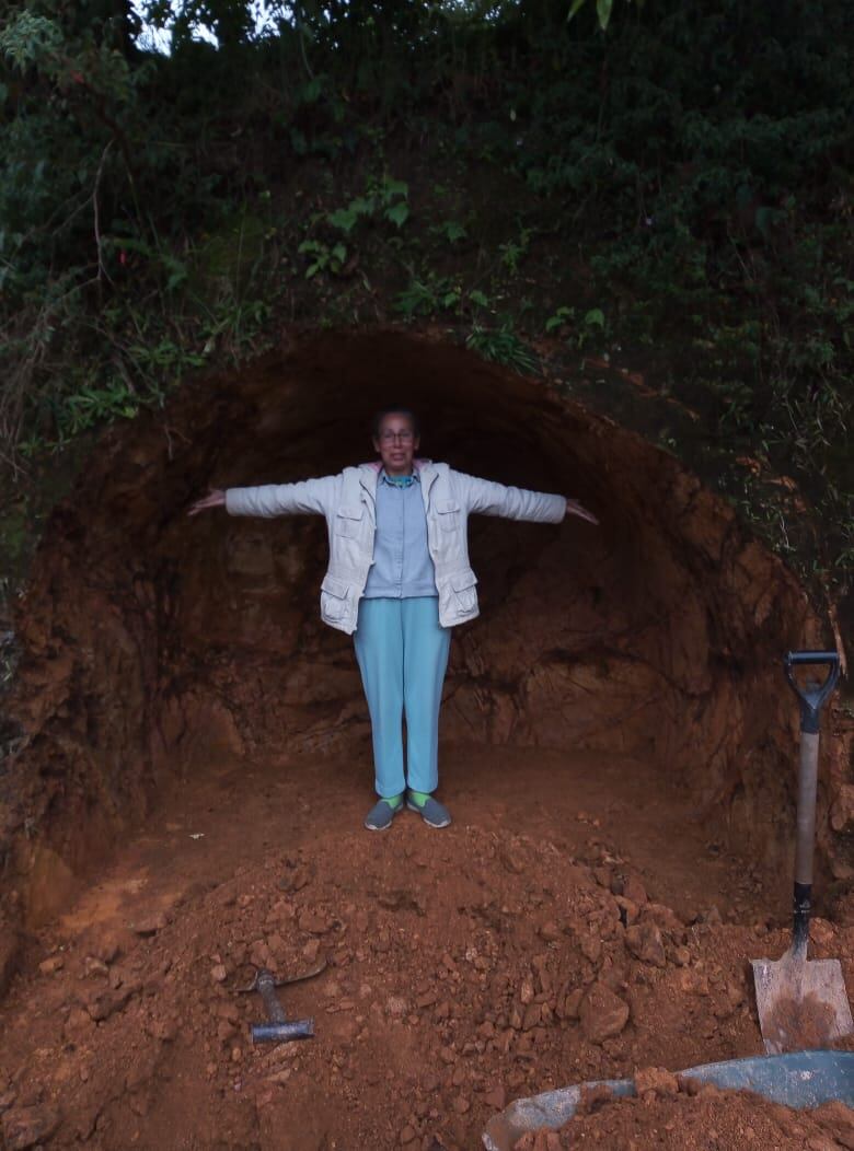 Doña Julia Godínez Guzmán y su esposo José Monge Corella, viven en la puritica entrada al pueblo Santa Clara, en Tobosi de El Guarco de Cartago en donde tienen su negocio que se llama La Cuevita