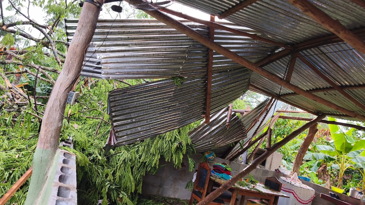Vecinos de la Zona Sur del país vivieron momentos de tensión debido a los fuertes vientos acompañados de intensos aguaceros que se registraron la tarde de este martes 10 de marzo en Buenos Aires y Golfito. Foto: Cortesía para La Teja