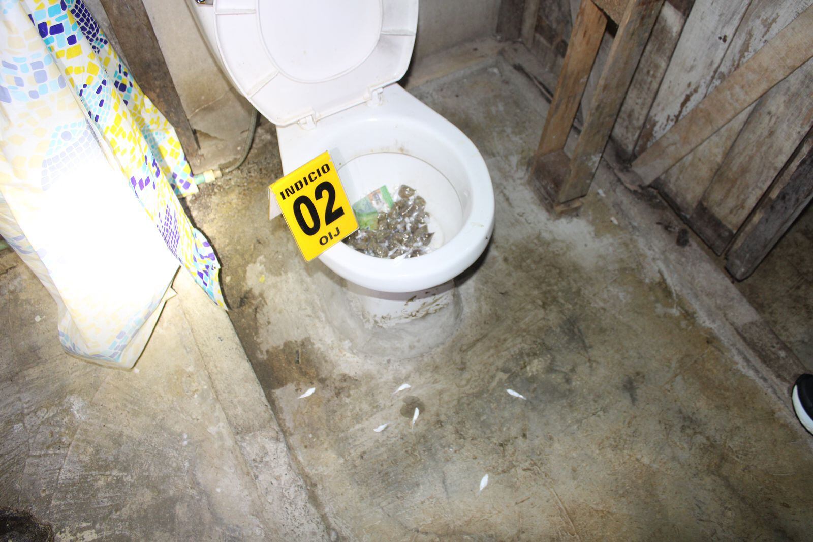 La droga fue decomisada en un inodoro donde la ocultaban