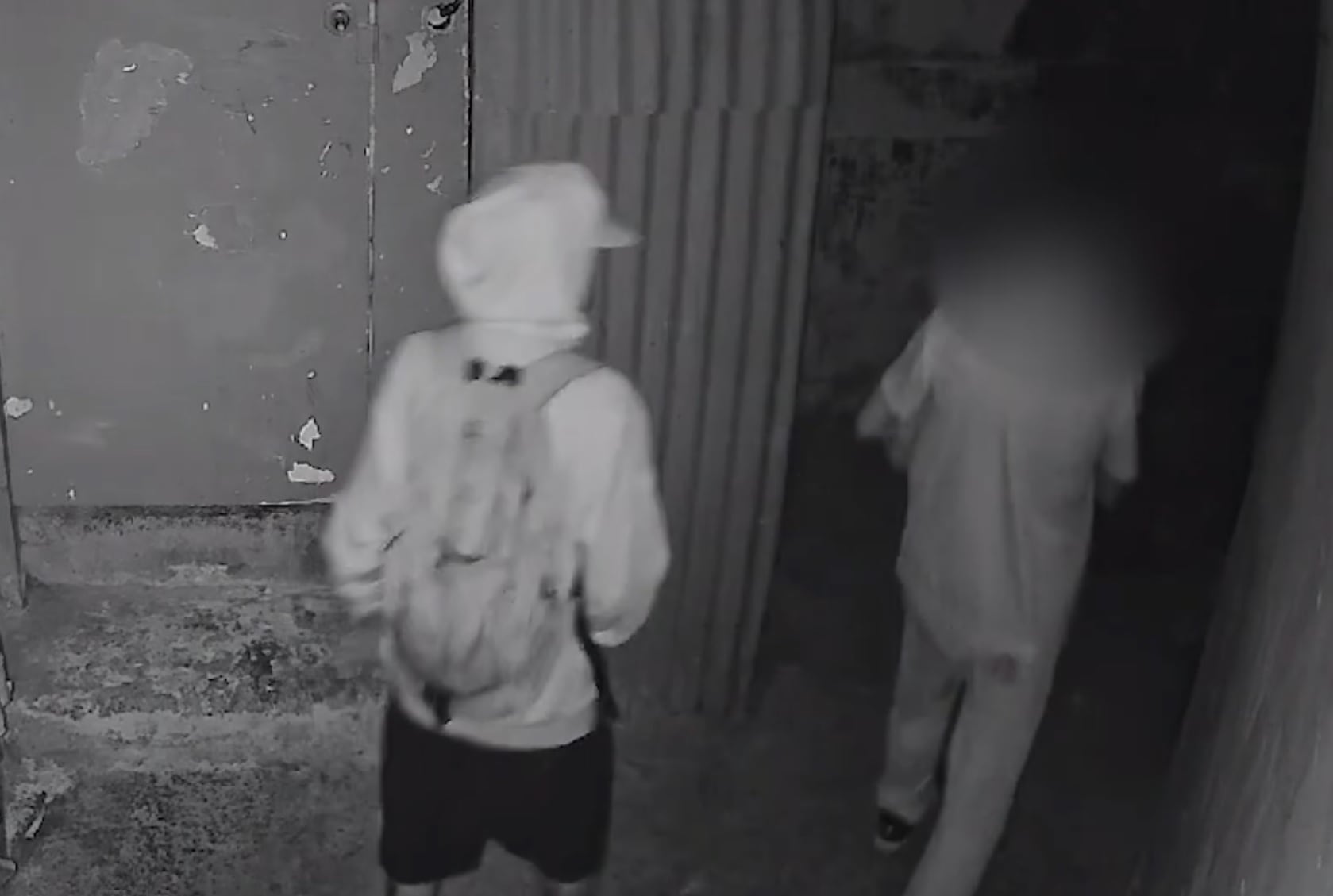 Una cámara grabó cuando ambos hombres entraron juntos a la casa donde ocurrió el crimen.