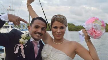 Exjugador Kevin Sancho se fue a la playa y mostró lo saludables que están él y su esposa