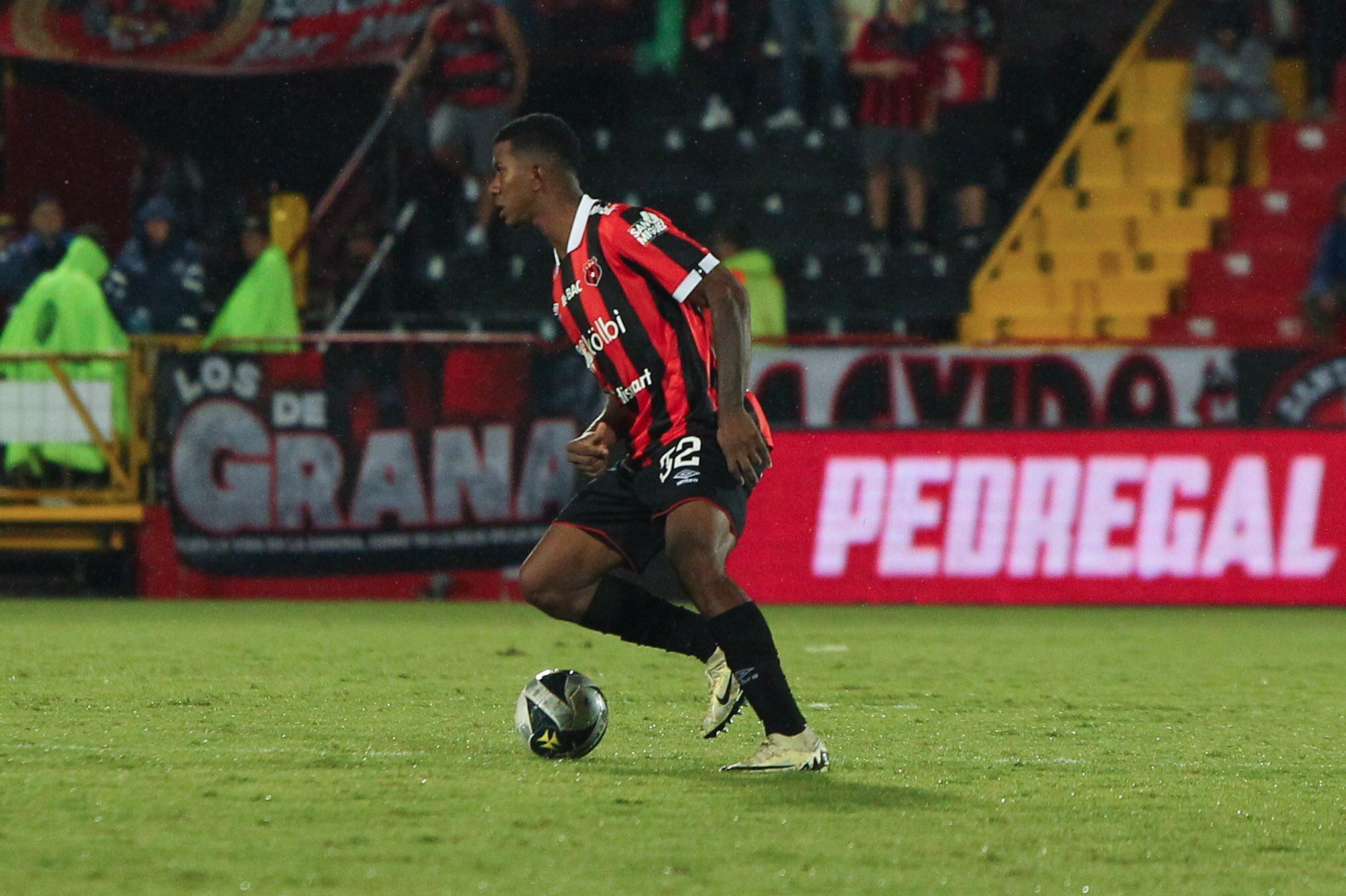 Jeyland Mitchell llegó en diciembre como refuerzo U-21 de Liga Deportiva Alajuelense. Subió al primer equipo por una necesidad que había y se consolidó.