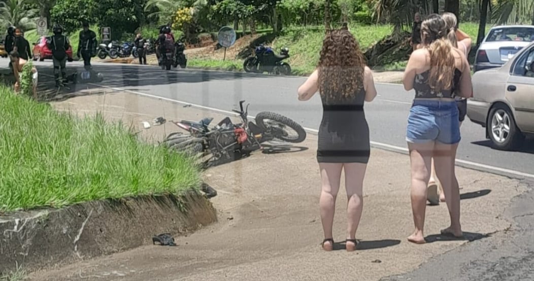 Una persona perdió la vida y otras tres personas resultaron gravemente heridas en choque de motos en La Palmera de San Carlos, Alajuela. Foto: ANI