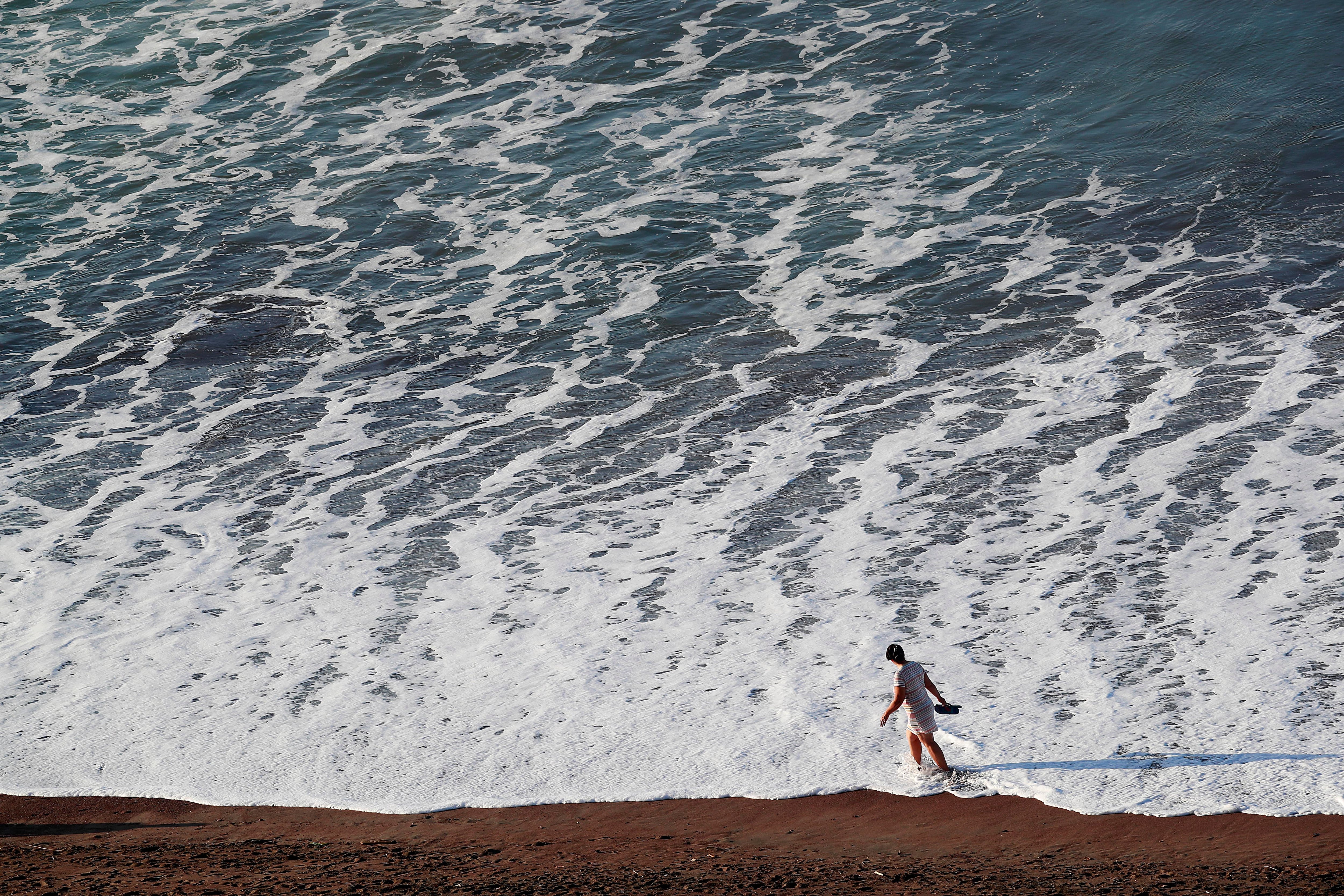 03/12/2023    Jacó. El sol matutino iluminó la playa, arena, mar y olas, este domingo en Jacó, una escena que será recurrente durante los próximos días con la llegada de la época seca. Foto: Rafael Pacheco Granados
