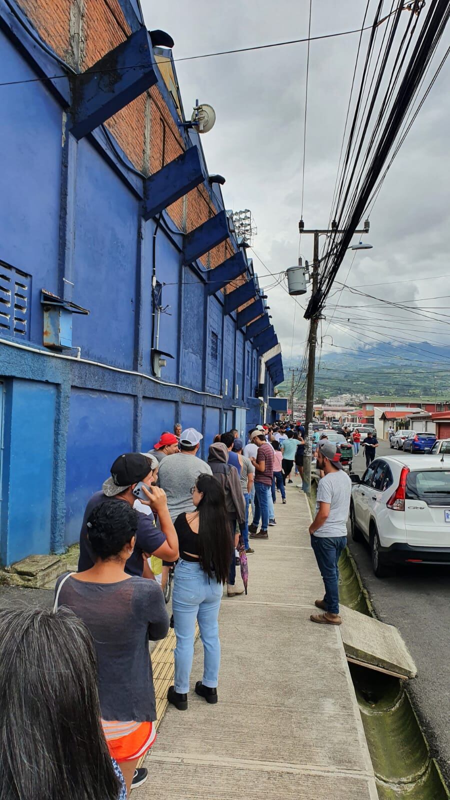 Aficionados haciendo fila en el Fello Meza