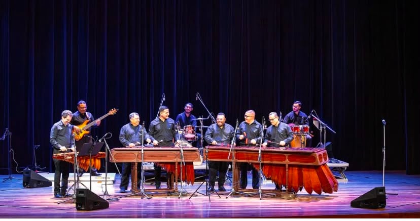 Profesor Raziel Acevedo de la UCR creció escuchando tocar a sus abuelos y ahora dirigirá a Costa Rica en el encuentro más importante del planeta para los marimbistas, el "Mundial de marimbas".