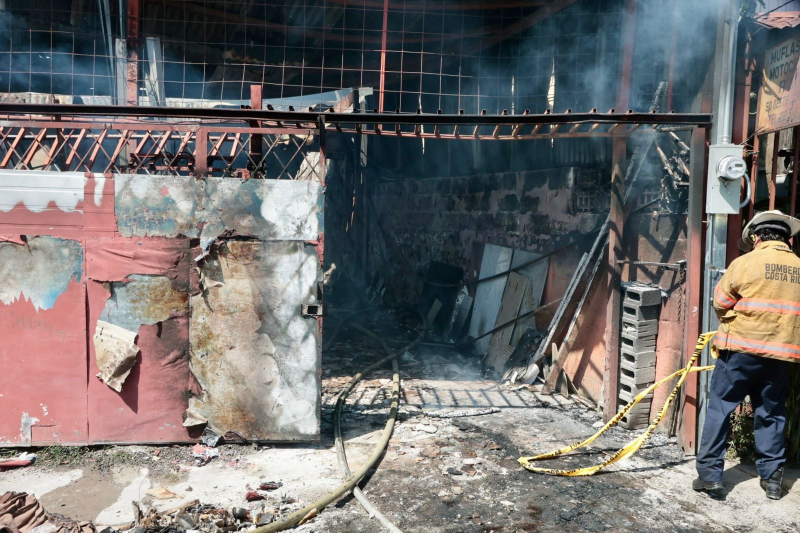 Tres niñas y un adulto fallecieron en un incendio que arrasó con una casa y una ebanistería en Quesada Durán, Zapote este miércoles 17 de diciembre.