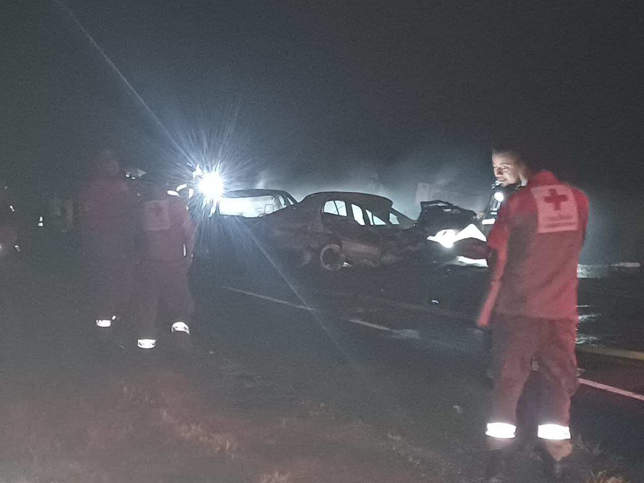 Dos de los carros fueron consumidos por las llamas. Foto Juan Manuel Arias/Facebook.