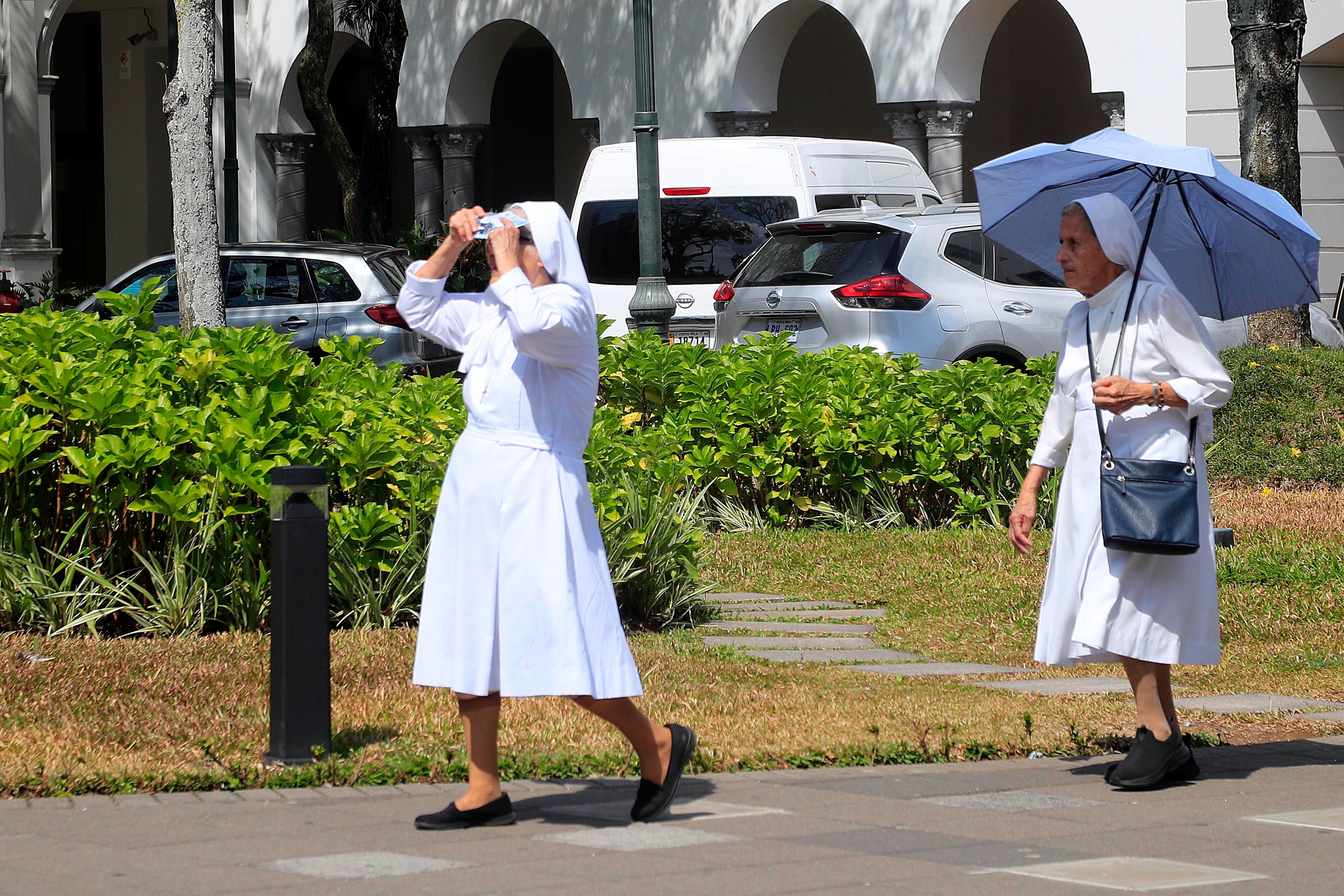13/01/2024     San José. El calor de los primeros días del año, motivado por cielos despejados, sol radiante y altas temperaturas obliga en muchos casos a usar sombrillas y demás opciones para proteger la piel. En la Plaza de la Cultura, niños y palomas sacaron provecho de los chorros de agua de la fuente para refrescarse e incluso divertirse.