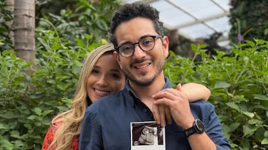 Periodista de Teletica que espera bebé negocia inesperado tema con el futuro papá