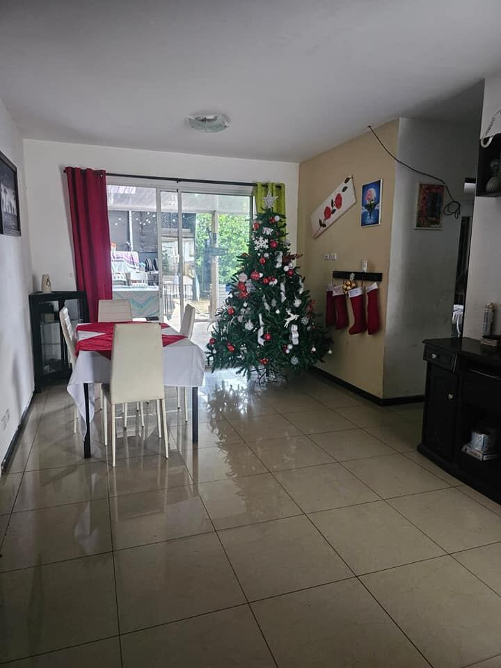 La familia de una joven de 19 años necesita dinero para operar a su hija y por eso tiene a la venta su casa.