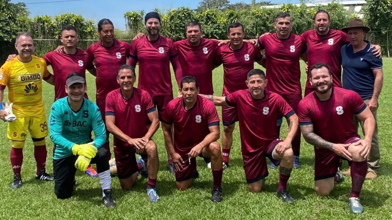 Los veteranos del Saprissa jugaron este domingo y allí el exfutbolista Emell Martínez se desplomó.