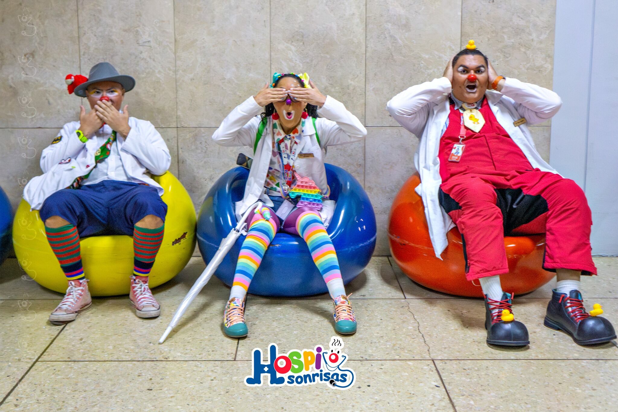 La microbióloga Angie Cervantes Rodríguez creó en el 2007 Hospisonrisas. Ella es la payasita "Solución Salina 90-60-90". Los doctores sonrisa alegran a pacientes, familiares y personal médico de todos los hospitales del país.