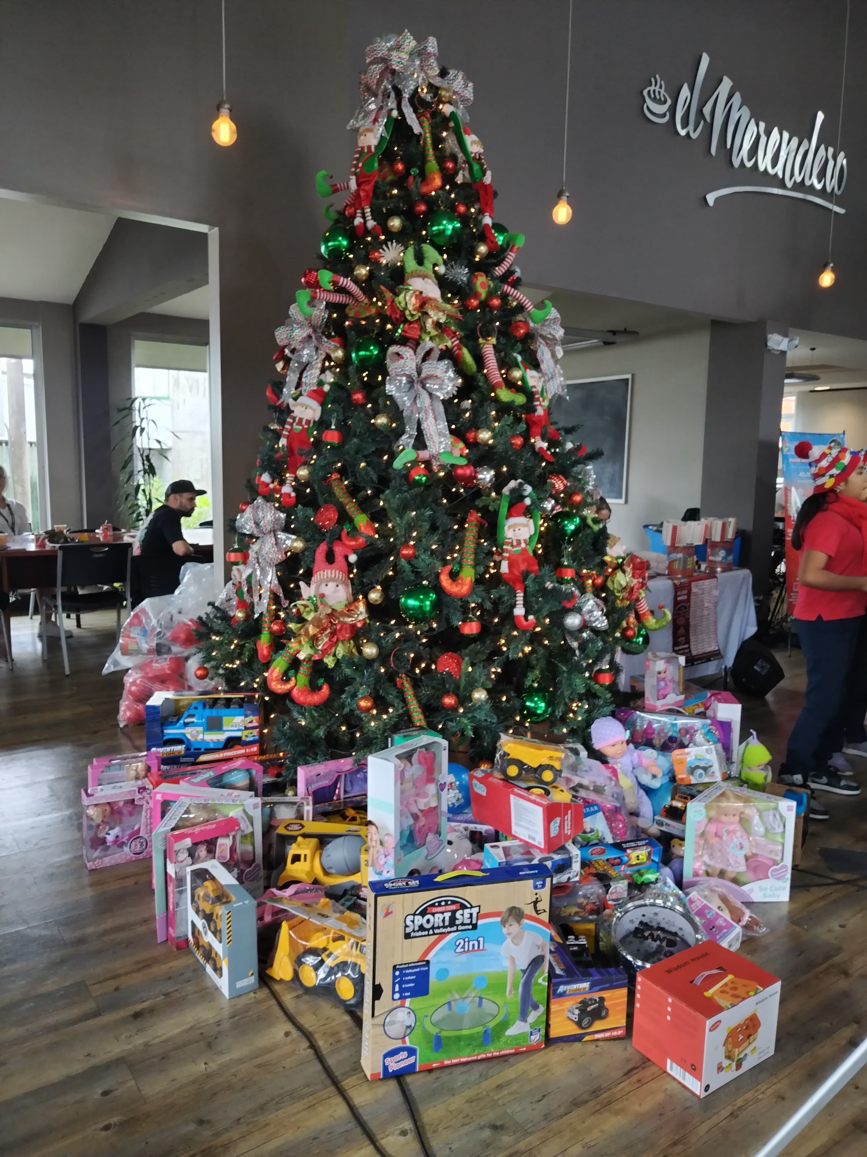 Este martes 3 de diciembre en Grupo Nación celebramos el inicio de la Navidad en medio de un ambiente de alegría, celebración, solidaridad, de la mano del coro de niños de Obras del Espíritu Santo y el amor que siempre le pone a todo lo que hace el padre Sergio Valverde