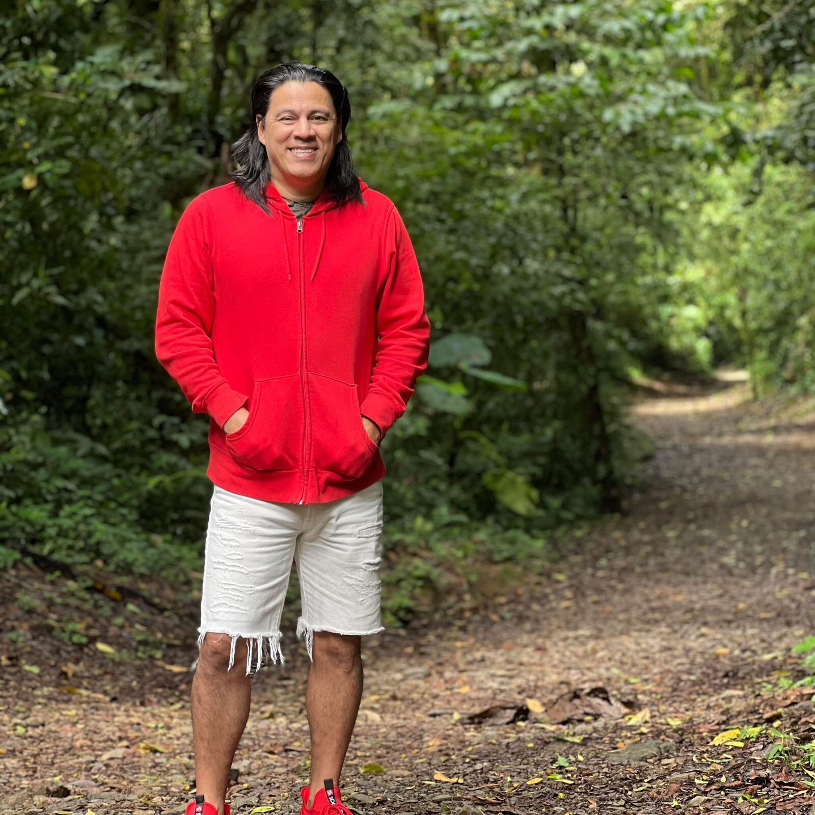 Hombre de pie en un bosque.