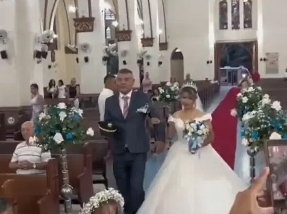 Novia llegó en bus a su boda