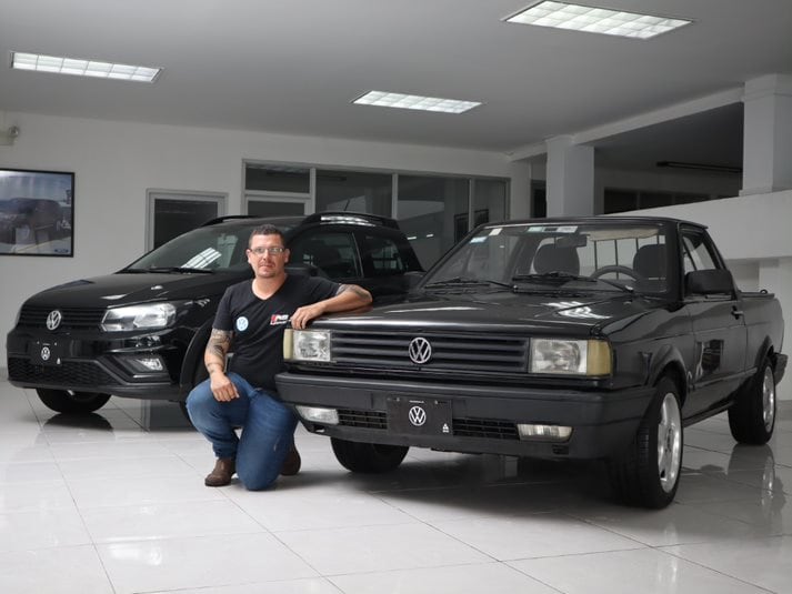 Un Volkswagen Saveiro de 1994 es el orgullo de don Emmanuel Pérez Barrantes, vecino de Calle Blancos, quien asegura que no lo cambia ni por el nietillo, un Saveiro nuevo de paquete, modelo 2020, el cual conoció cuando la familia se juntó parara que abuelo y nieto compartieran un rato.