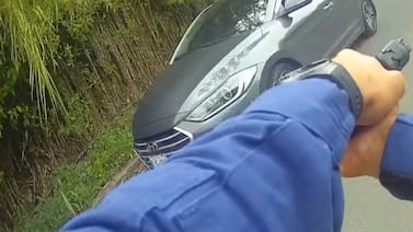 (Vídeo) Dos sujetos amenazaron con balear un taller en San Antonio por una supuesta deuda