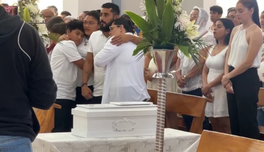 Decenas de personas acompañaron a los papás de Isabella del Milagro en su funeral.