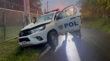 Policía que manejaba patrulla que chocó contra poste en Santa Ana estaría en estado de ebridad