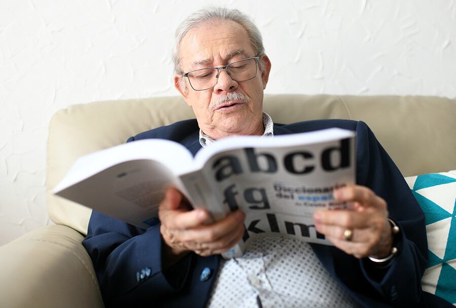 Víctor Sánchez Corrales es profesor emérito de la Escuela de Filología, Lingüística y Literatura de la Universidad de Costa Rica y junto a un equipo de trabajo creó el Diccionario del  Español de Costa Rica.