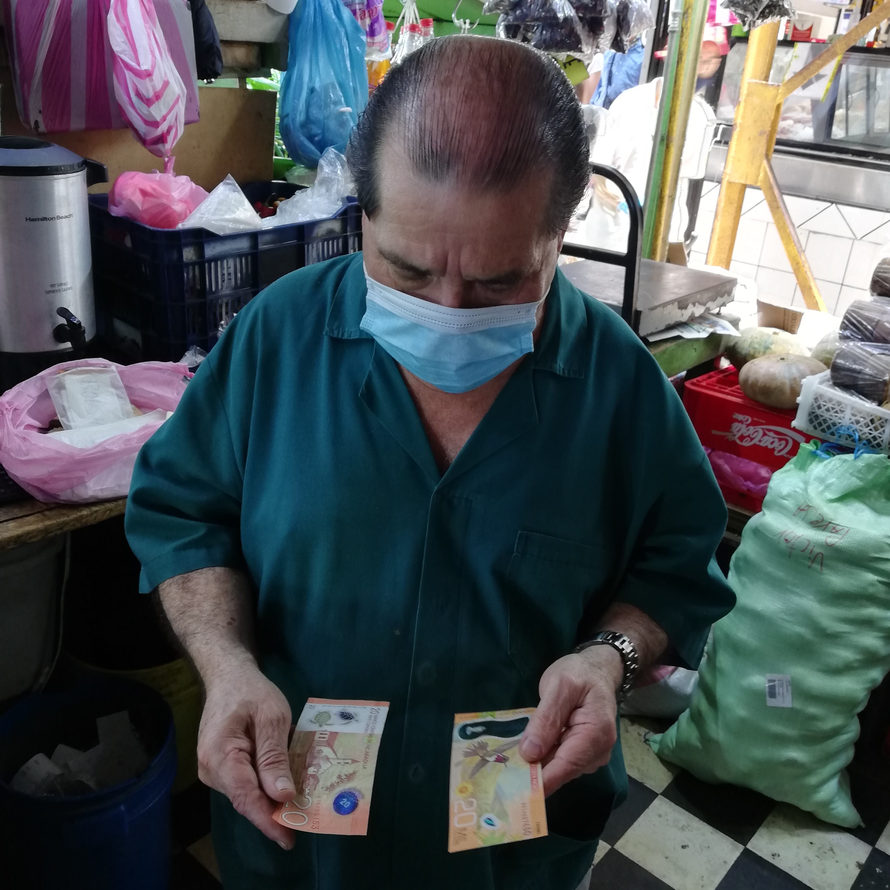 El billete de 20 córdobas de Nicaragua es gemelo del billete de 20 mil colones tico, lo que pasa es que el nicaragüense equivale a 500 colones ticos y están metiéndoselo a comercios y abuelitos. En las foto don Víctor Alfaro, del tramo Blanco en el Mercado Central de San José