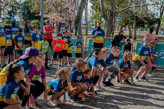 La cuarta edición de la carrera "Pasos de Oro" se realizará el domingo 26 de febrero a las 6am, con salida y meta detrás de la estatua de León Cortés en el Parque La Sabana, en las distancias de 4km, 6km, 12km y niños. Los interesados se pueden inscribir en www.abuenpaso.cr