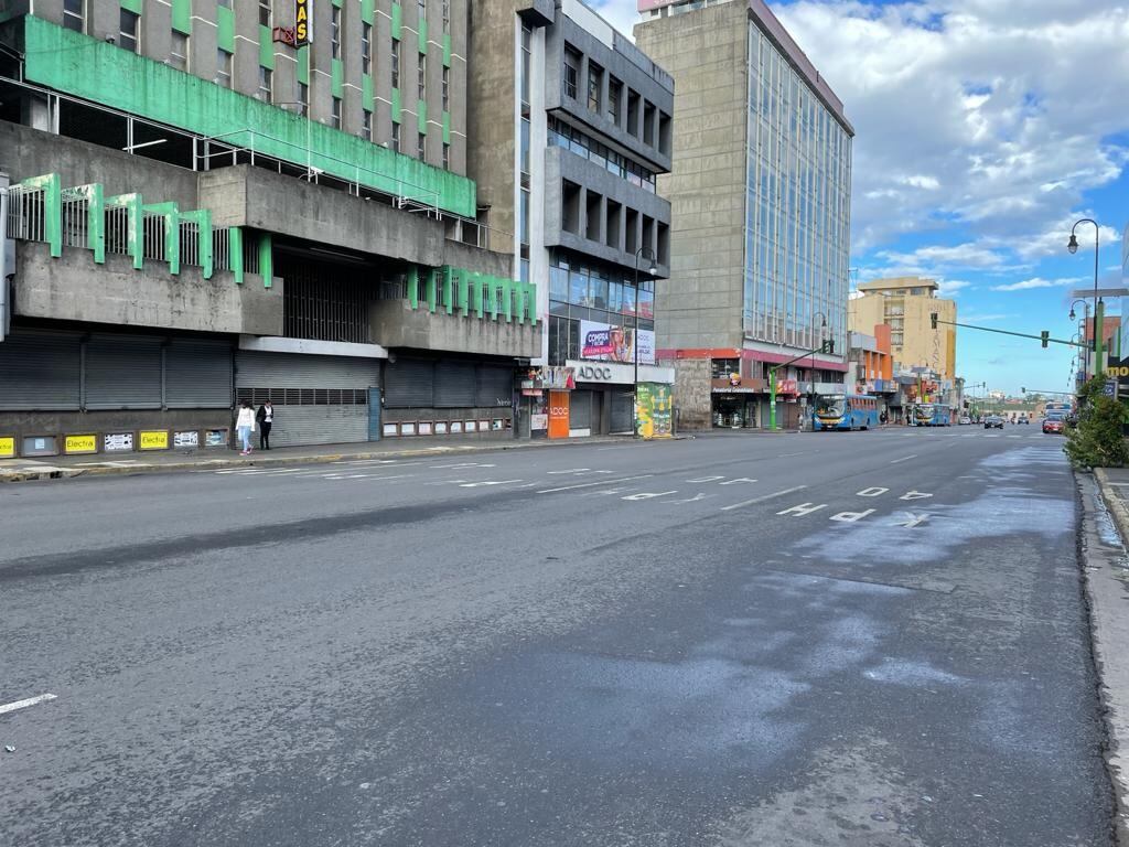 El periodista Loïc Pialat vino al país para hacer un trabajo sobre Keylor Navas y promete volver para ver a Saprissa jugar con aficionados. Cortesía.