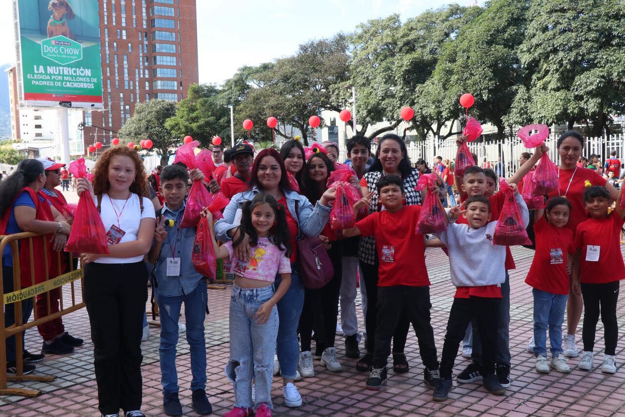 Desde las 8 de la mañana y hasta pasaditas las 3 de la tarde el Estadio Nacional en La Sabana recibió a 35 mil pequeñitos de diferentes partes del país en la 24 Fiesta Nacional de Navidad ¡Jesús: a tus niños los cuida tu iglesia” 2024