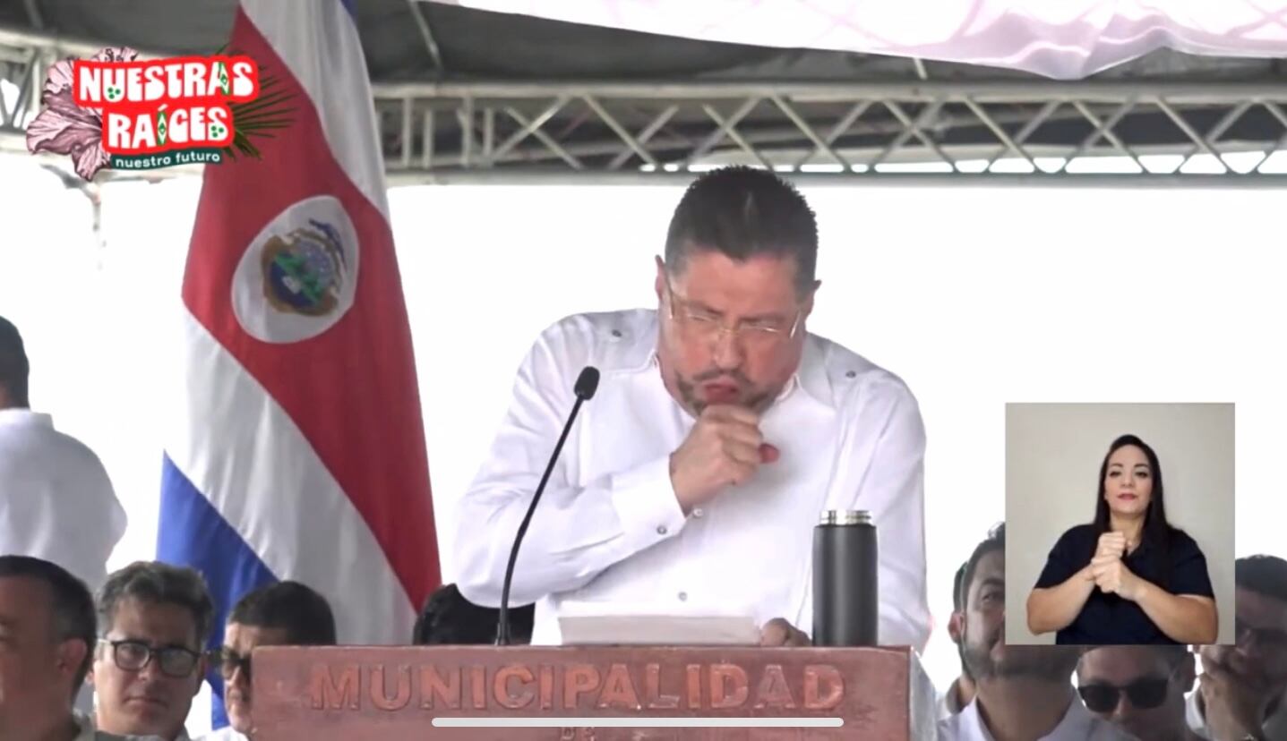 Rodrigo Chaves casito se nos va por un ataque de tos como pocos se han visto.