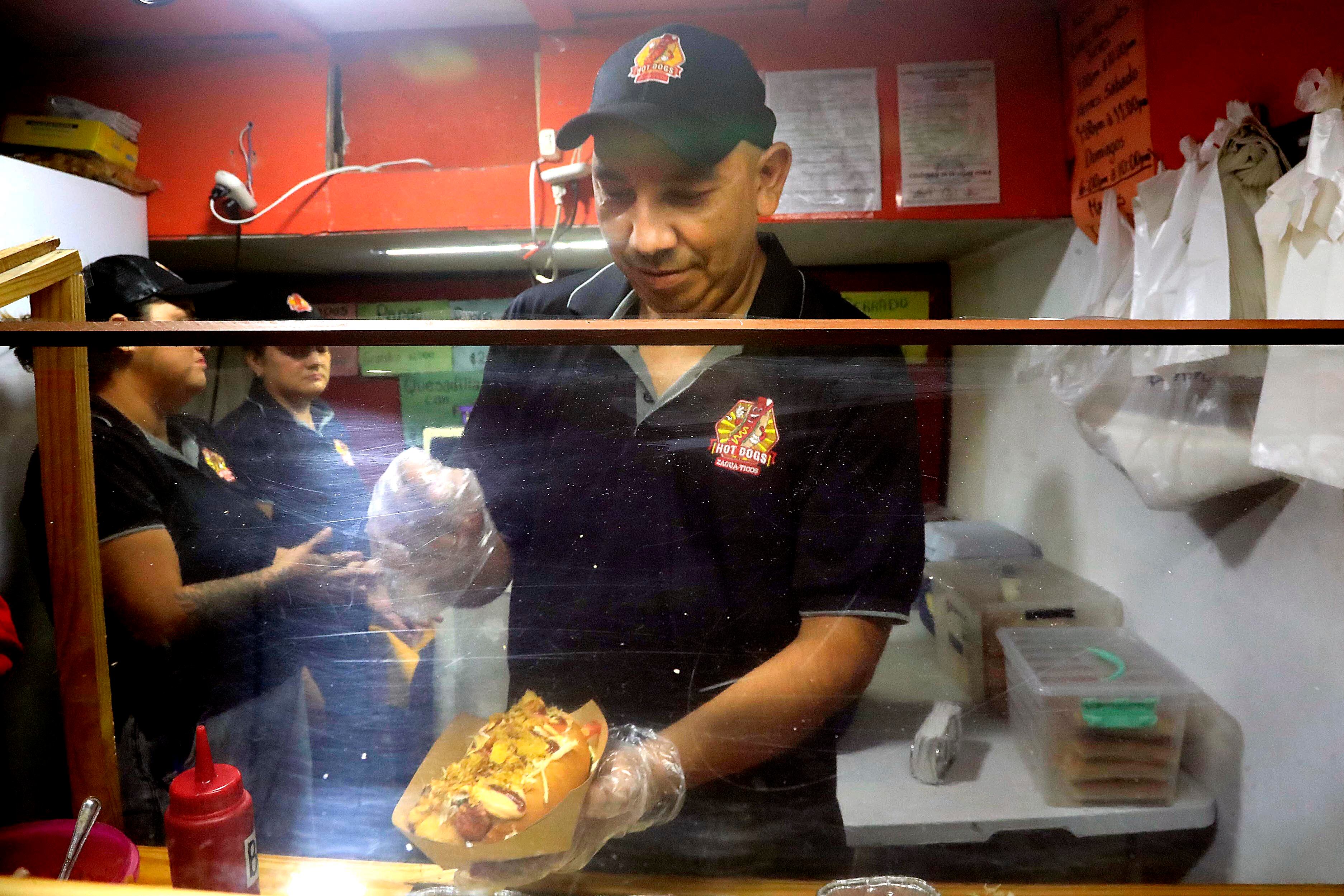 23/08/2023 San Rafael Arriba de Desamparados. Zagua-Ticos la esquina de comidas rápidas, para llevar, famosa por los perros calientes cargados de ingredientes y salsas a precios increiblemente bajos.