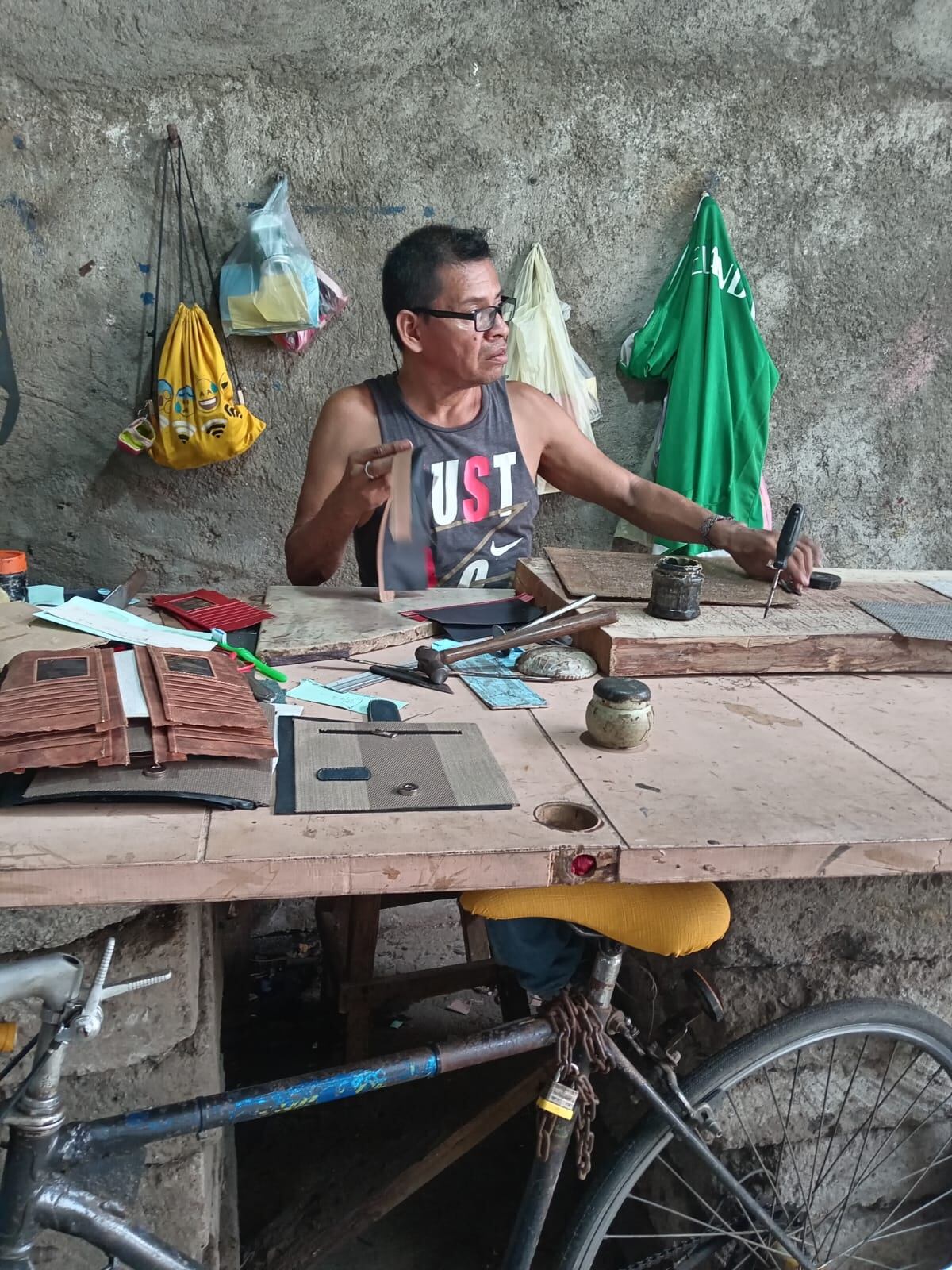 Yeni Martínez es una pulseadora, fabrica bolsos y trajo su talento para Costa Rica.