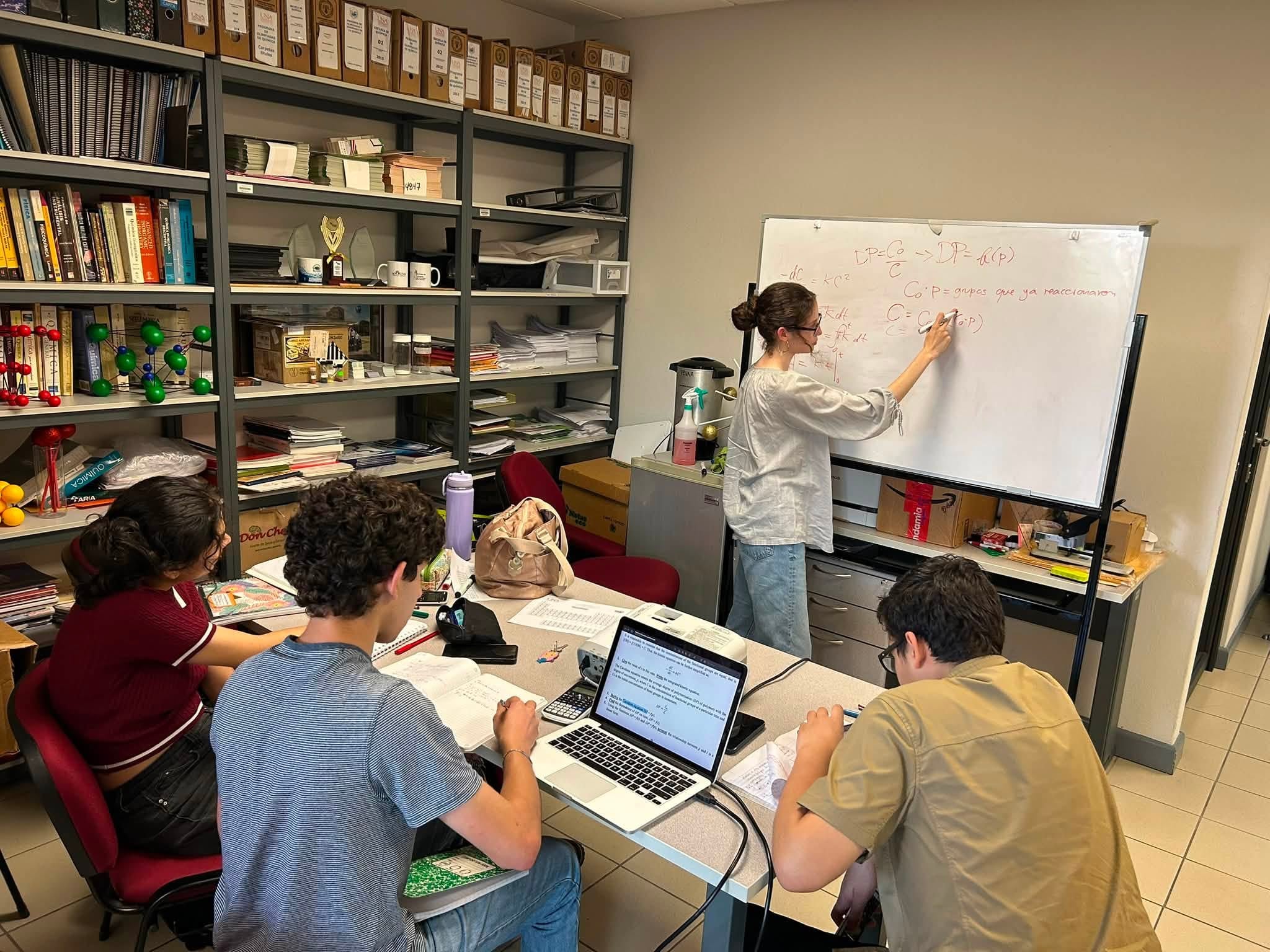 Cuatro estudiantes representan a Costa Rica en la 58 Olimpiada Internacional de Química (IChO), que se realiza en Uzbekistán del 10 al 19 de julio y reúne a los mejores estudiantes de secundaria en química del mundo. Ellos son: Tamara Garrote Villalobos, del colegio San Francis; Leonor Isaura Obando Umaña, colegio Científico de Alajuela; Juan Pablo Valverde Cordero del Científico de Pérez Zeledón y José Edwin Chávez Rodríguez del Centro Integral de Educación Privada (CIDEP).