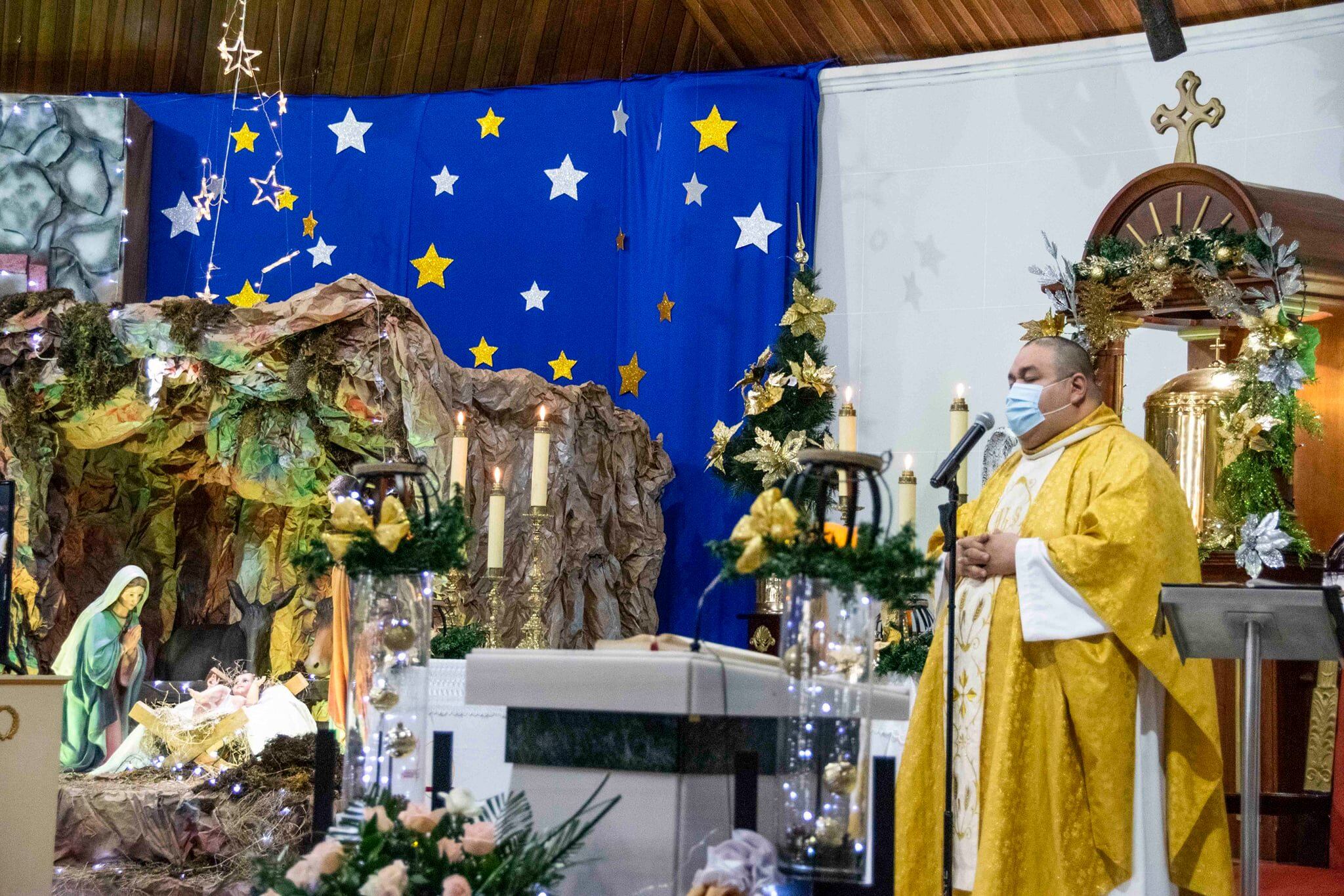 Uno de los dos Niñitos de la parroquia Nuestra Señora de Fátima de Hatillo 3, está expuesto desde el pasado 25 de diciembre con una mascarilla en su carita. La idea es del cura párroco de la iglesia, el padre Víctor Jiménez Gómez, conocido de cariño y por todo el mundo como el padre Toto.