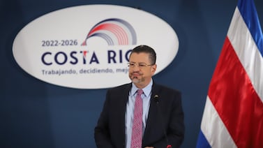 Una de las características que llevó a Rodrigo Chaves al poder ahora le hace daño