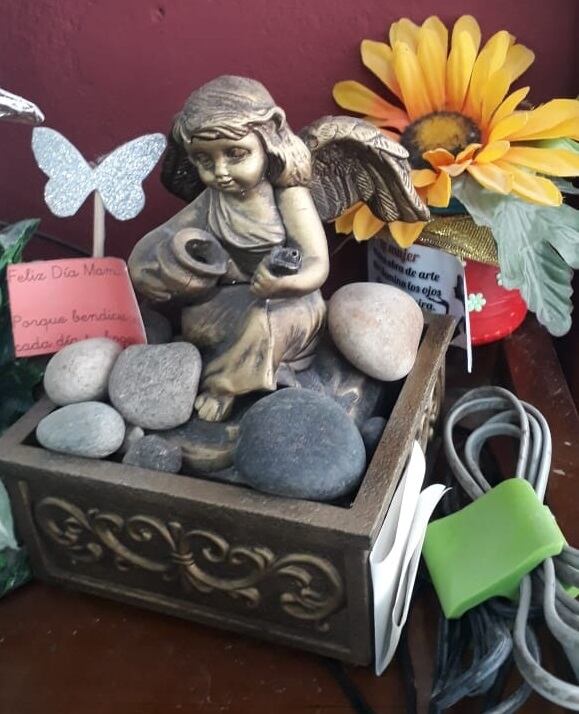 Doña Rosa Agüero perdió su colección de 500 imágenes de angelitos por incendio en su casa. Foto cortesía Rosa Agüero.
