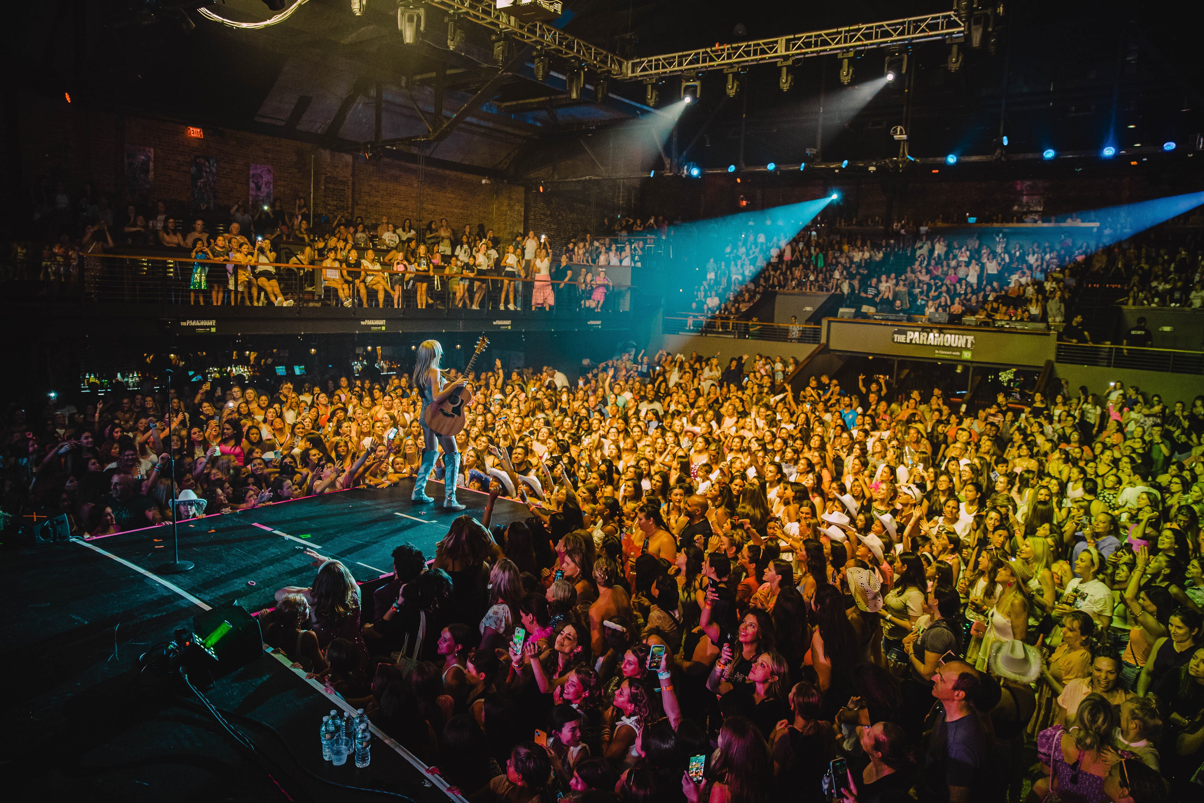“Let’s Sing Taylor - A Live Band Experience” es más que un tributo, es un espectáculo de emociones.