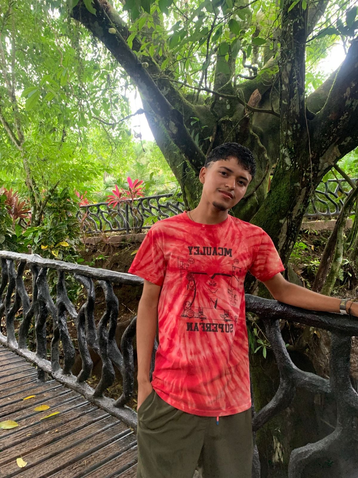 El día que Yilmark Navarro Vásquez debía estar celebrando su graduación de noveno año, estaba llorando. No por malas notas ni por indisciplina. Lloraba porque no tenía zapatos ni pantalón para ir a recibir el título