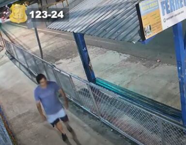 Buscan a hombre que quemó patrulla policial en Alajuela.