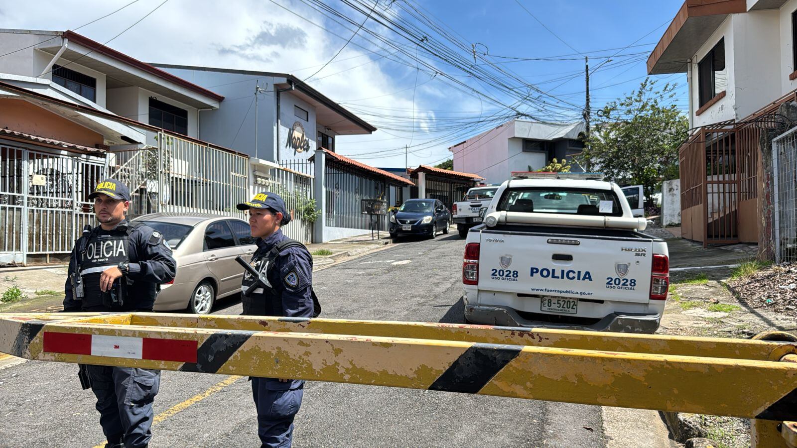 Entrada del área residencial en donde está el condominio en donde fue asesinado Roberto Samcam.