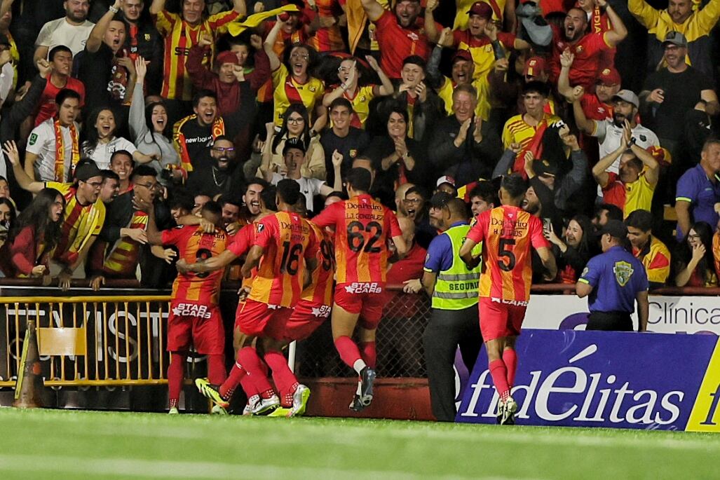 22/12/2024 / Juego entre Herediano vs Liga Deportiva Alajuelense por el partido de ida de la gran final del torneo Apertura de la Liga Promerica / foto John Durán