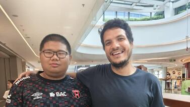 La curiosa historia de un tico que se topó en un mall de China a un chino con camisa de Alajuelense
