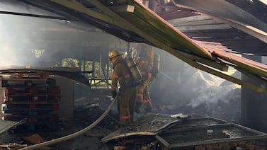 Dos personas sufren quemaduras tras enorme incendio en fábrica de tarimas en Sarapiquí